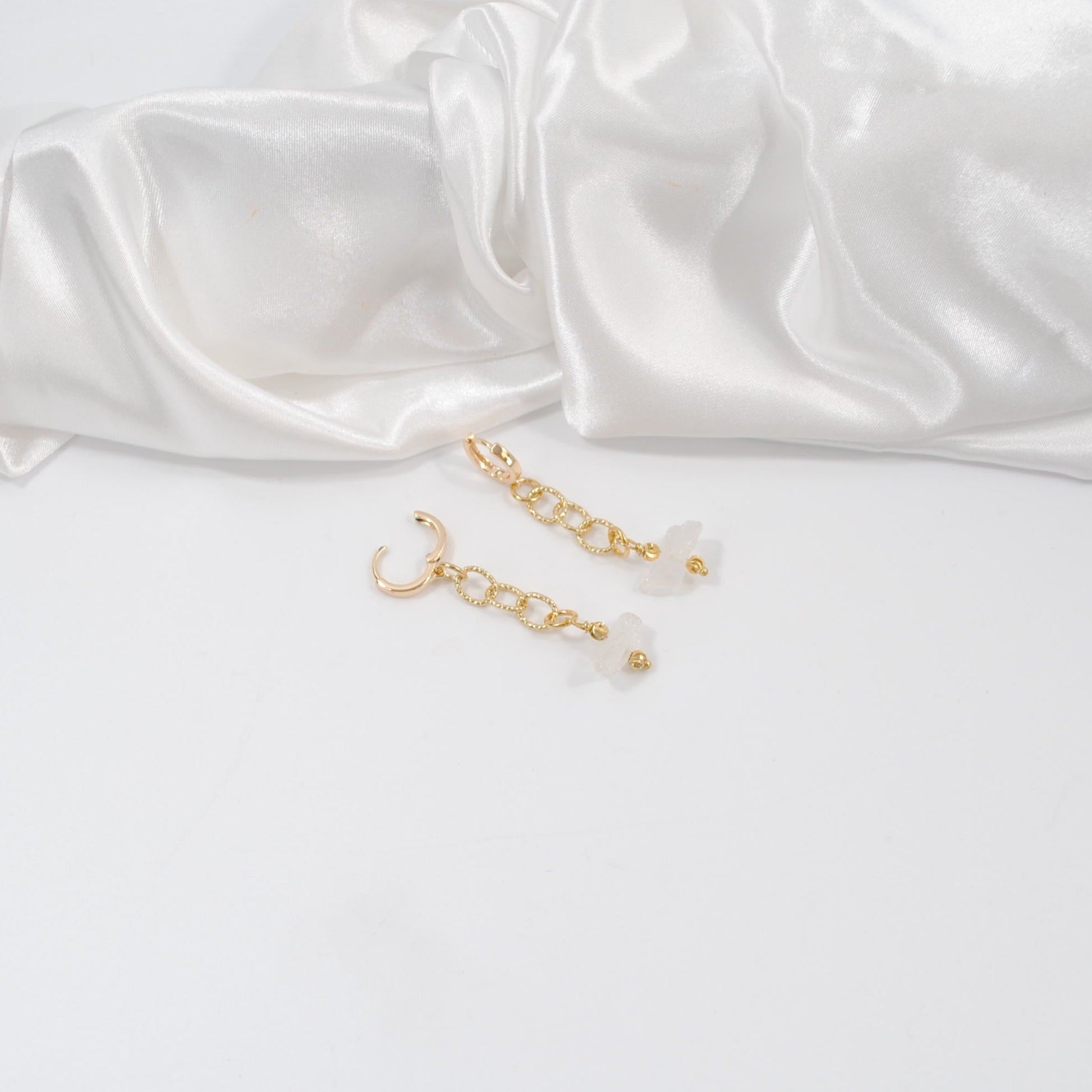 örhängen eleganta bergkristall guldkedja creoler ringar i guld design by brandeby