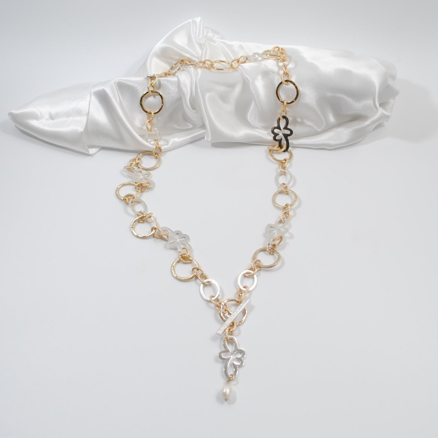 unikt handgjort halsband lång modell guld och silver flexibelt halsband design by brandeby