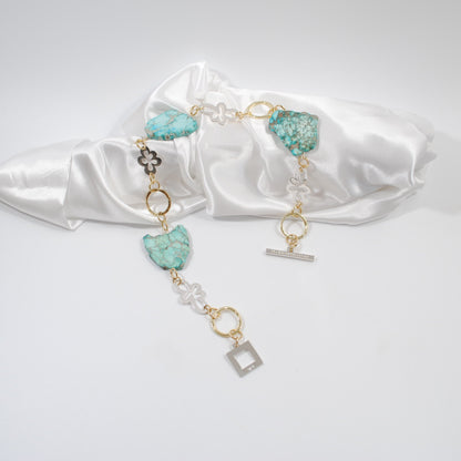 handgjort halsband i kort modell med turkosa ädelstenar silver blommor och guldringar design by brandeby