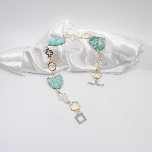 handgjort halsband i kort modell med turkosa ädelstenar silver blommor och guldringar design by brandeby