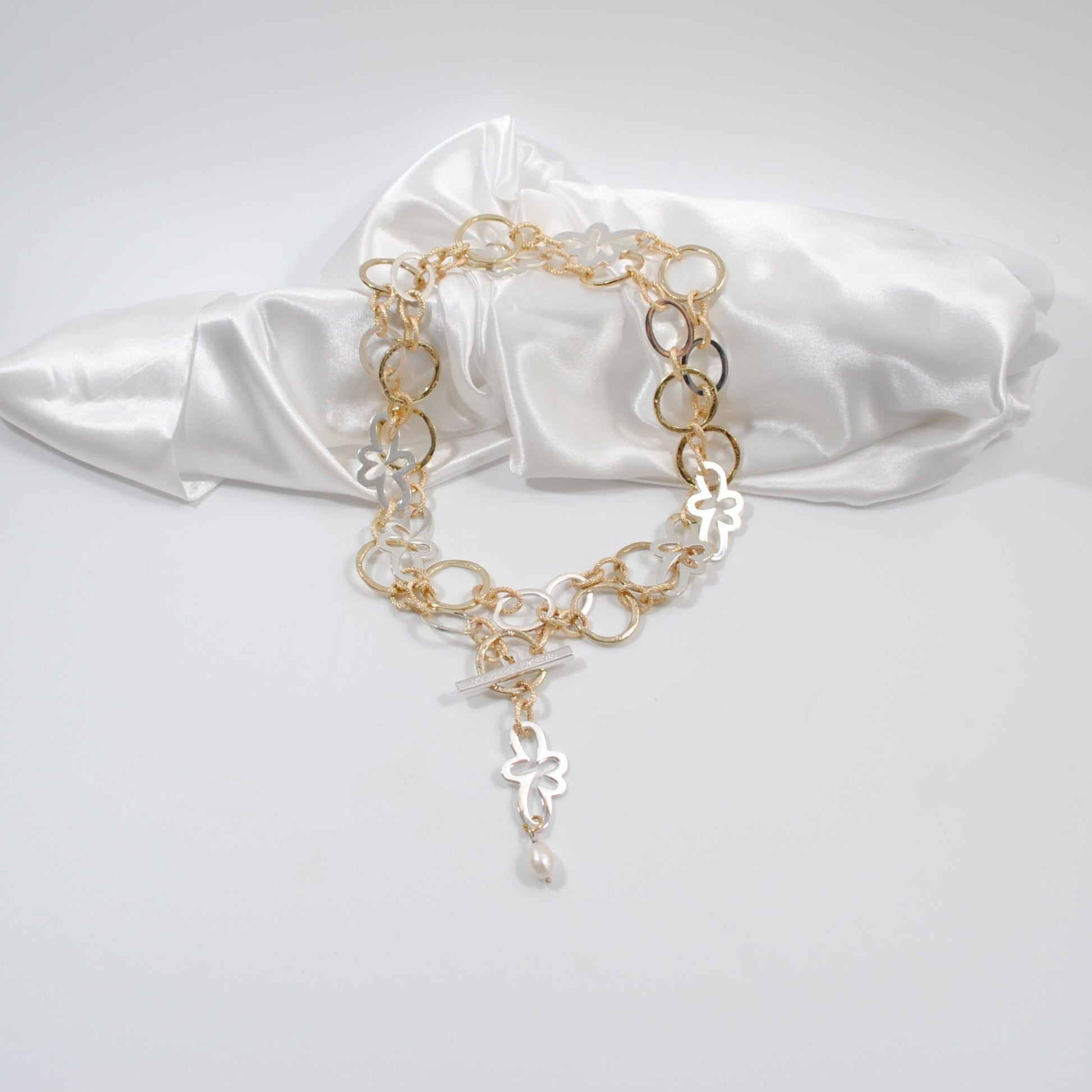 glam halsband långt halsband med silver blommmor och guld kedja design by brandeby