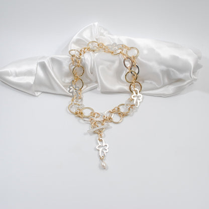 glam halsband långt halsband med silver blommmor och guld kedja design by brandeby