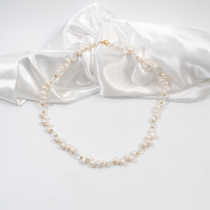 lyxigt handgjort elegant kort sötvattenspärlhalsband med sterling silver guldpläterat med ett hjärt lås i guld design by brandeby