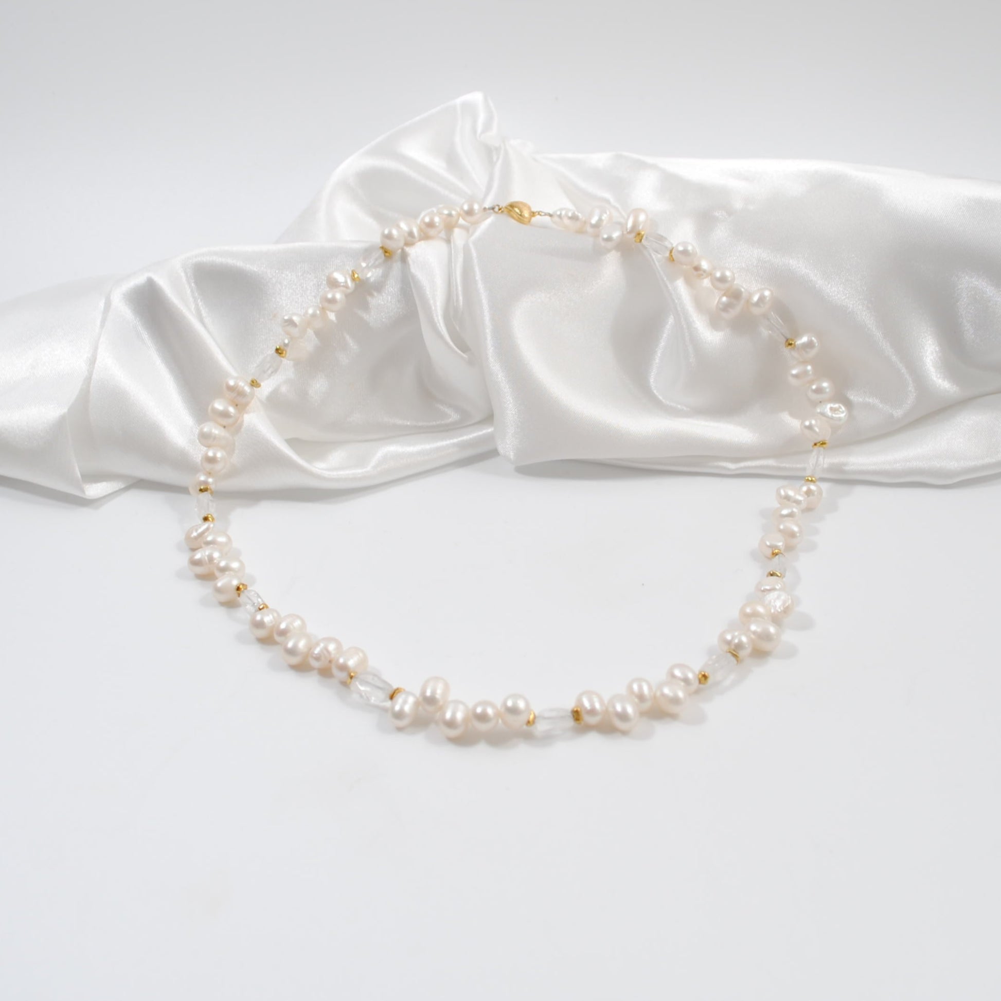 handgjort elegant halsband i kort modell äkta sötvattenspärlor sterling silver guld lås som hjärta svensk design by brandeby
