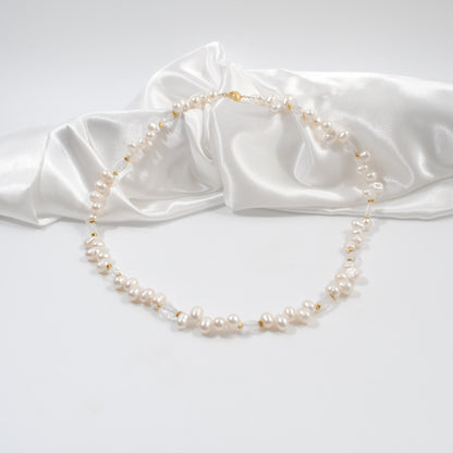 handgjort elegant halsband i kort modell äkta sötvattenspärlor sterling silver guld lås som hjärta svensk design by brandeby