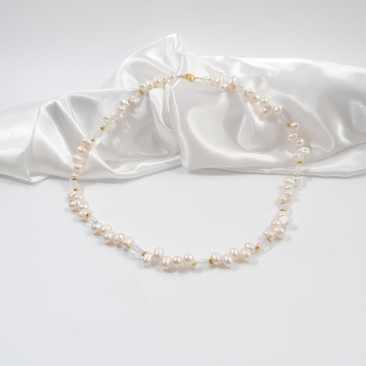 handgjort elegant halsband i kort modell äkta sötvattenspärlor sterling silver guld lås som hjärta svensk design by brandeby