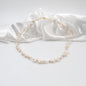 handgjort elegant halsband i kort modell äkta sötvattenspärlor sterling silver guld lås som hjärta svensk design by brandeby