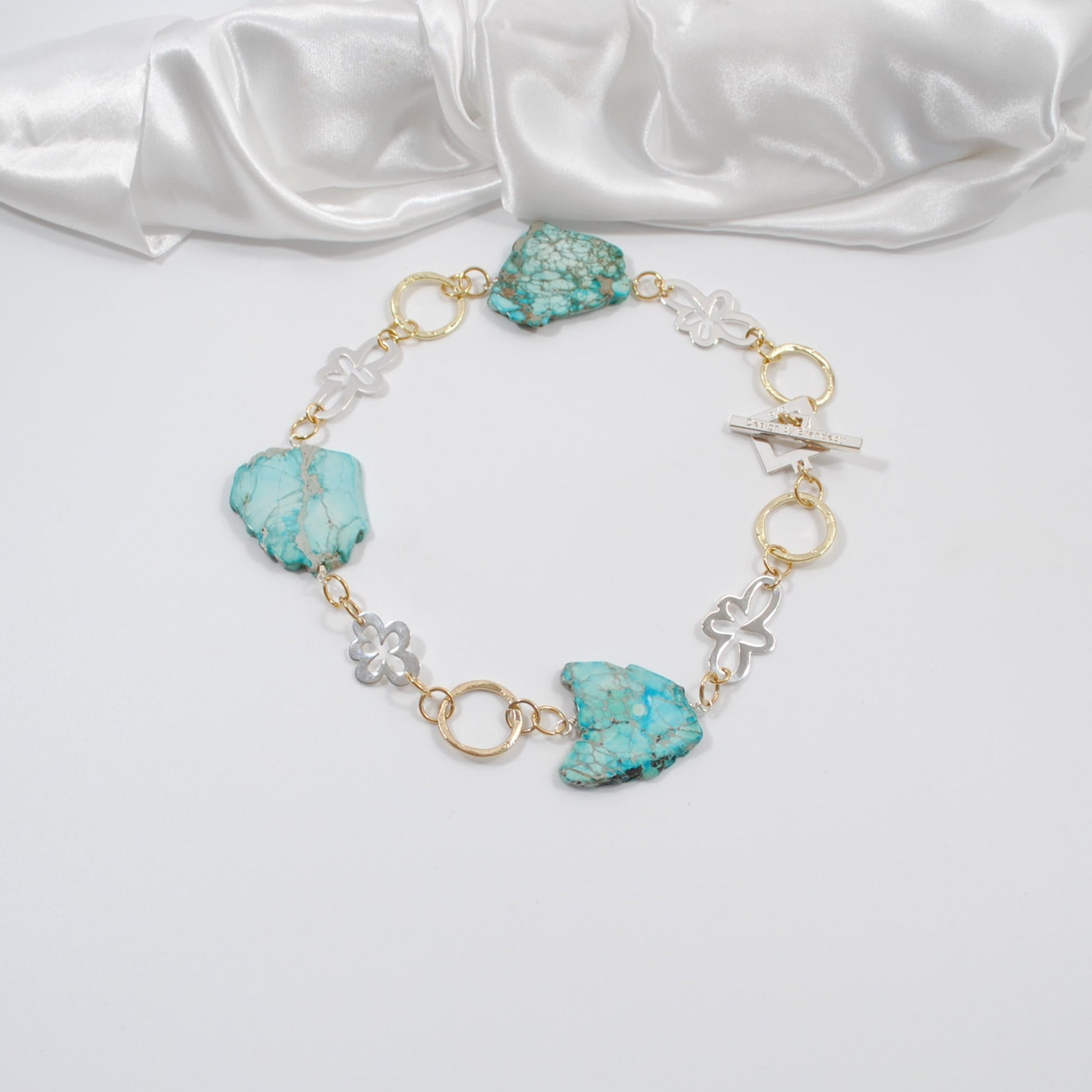 kort lyxigt handgjort halsband med äkta ädelsten turkosa imperial jasper silver blommor och guld ringar design by brandeby