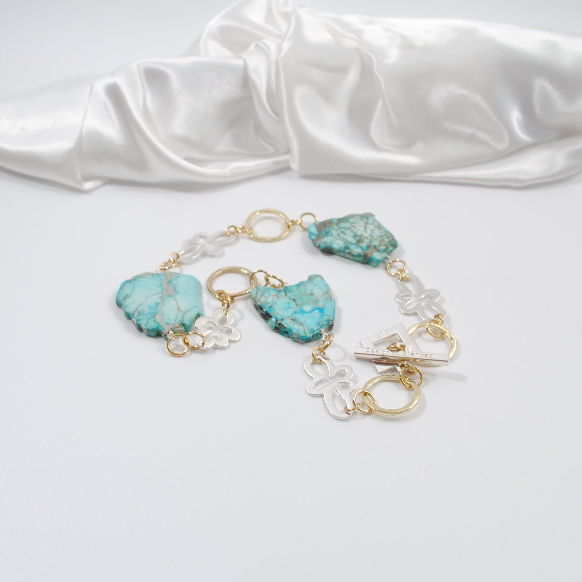 kort halsband turkosa imperial jasper stenar med guld och silver blommor design by brandeby