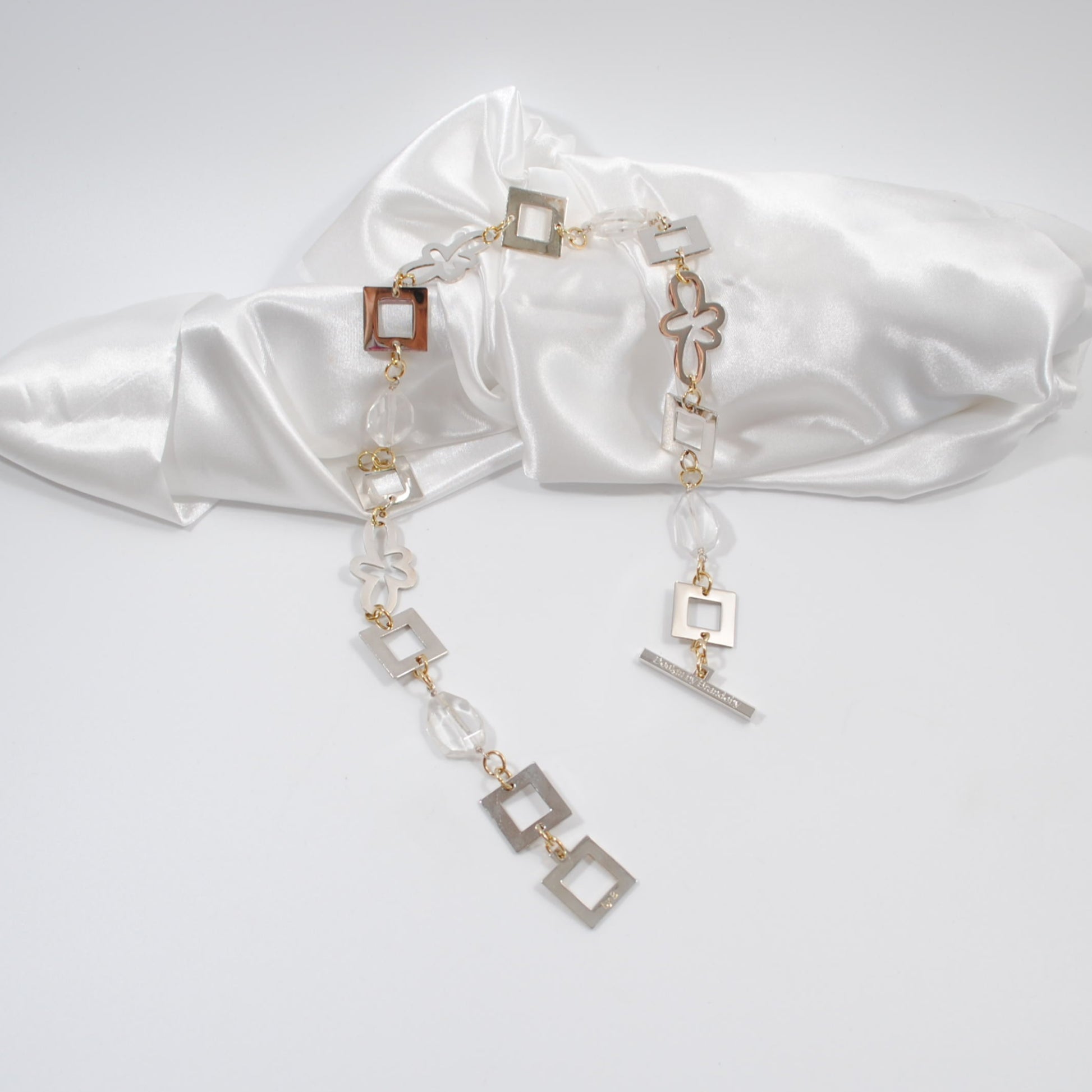 kort lyxigt halsband egen desing bergkristaller silver delar och guld design by brandeby