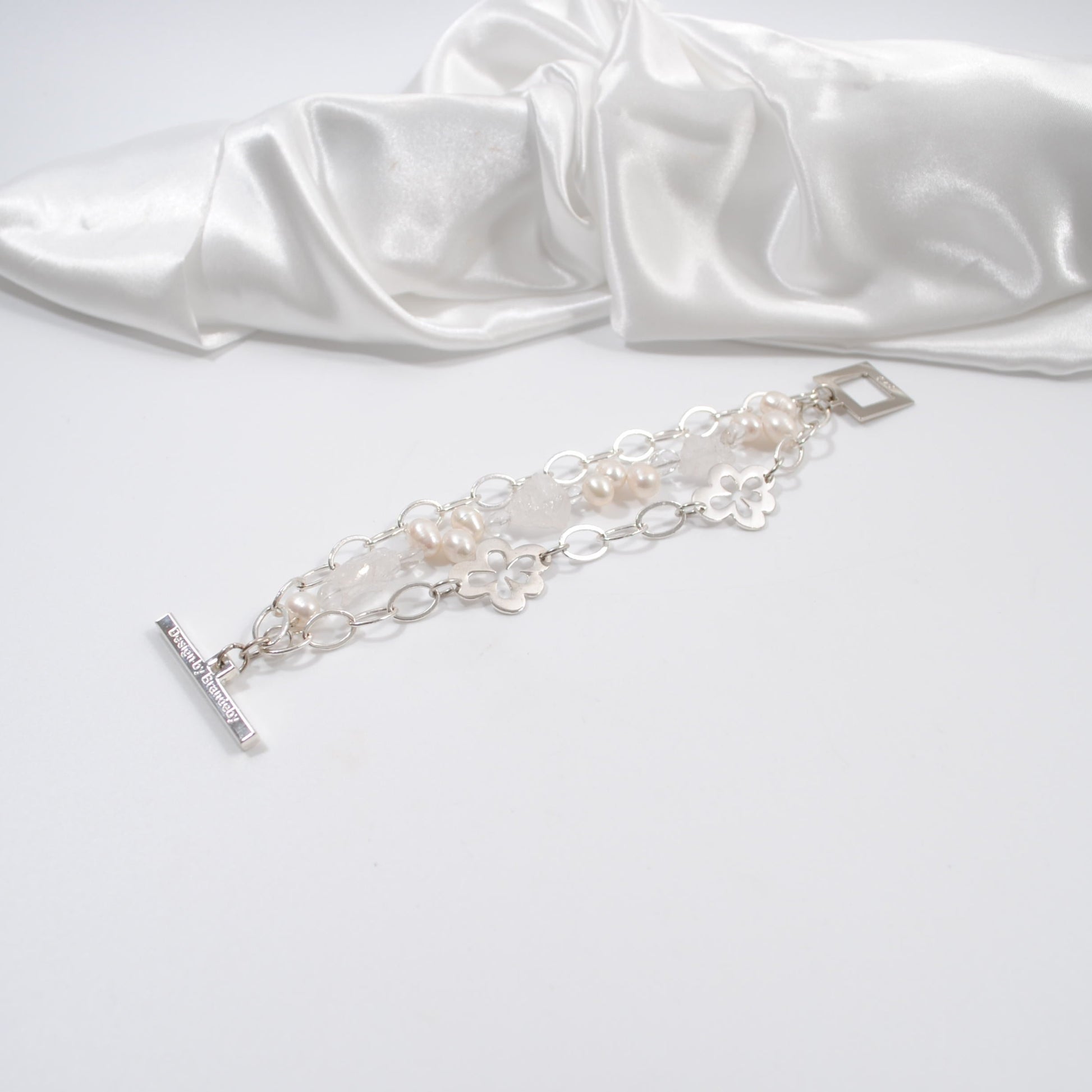 eglegant armband i tre rader vita sötvattenspärlor bergkristall kedja design by brandeby