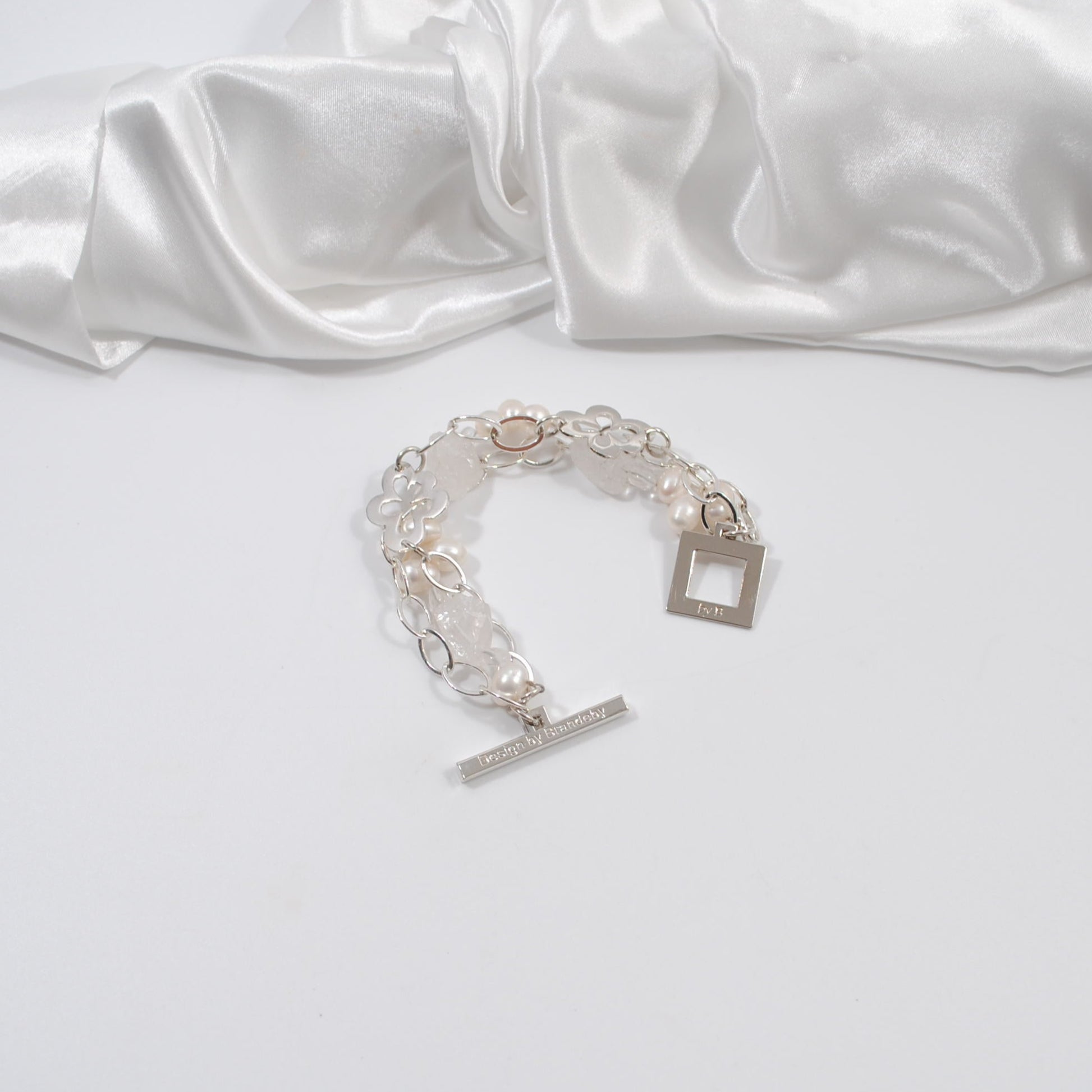 treradigt armband med kedja silver sötvattenspärlor bergkristall design by brandeby