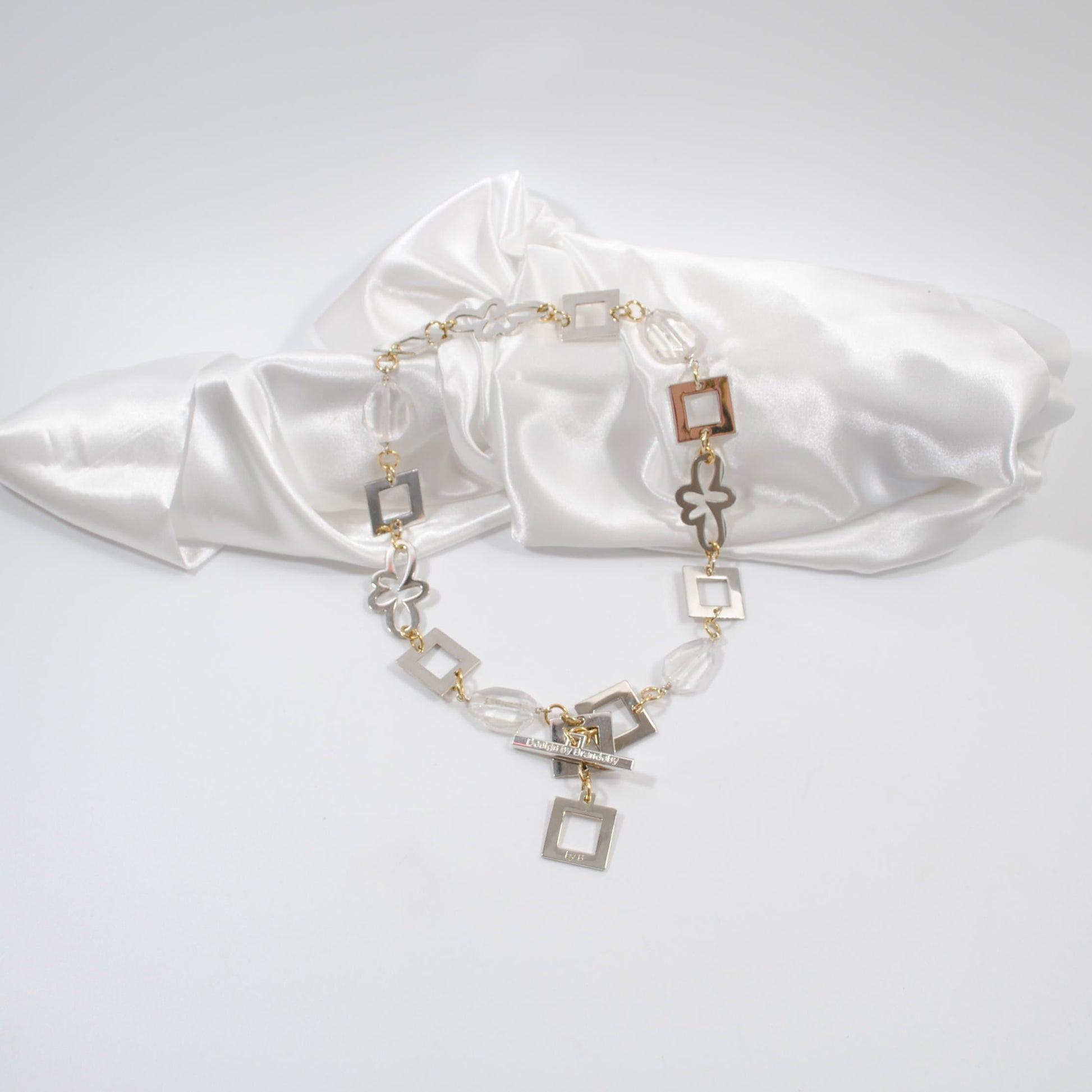 unikt designat kort halsband med äkta ädesten som bergkristall design by brandeby