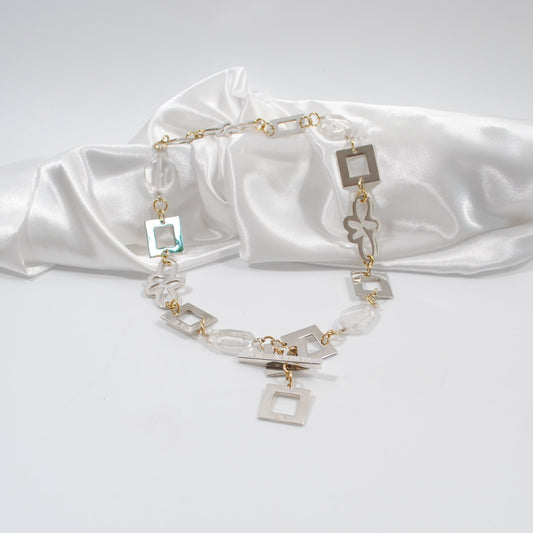 silver blommor och fyrkanter i ett kort halsband med bergkristall äkta ädelsten design by brandeby