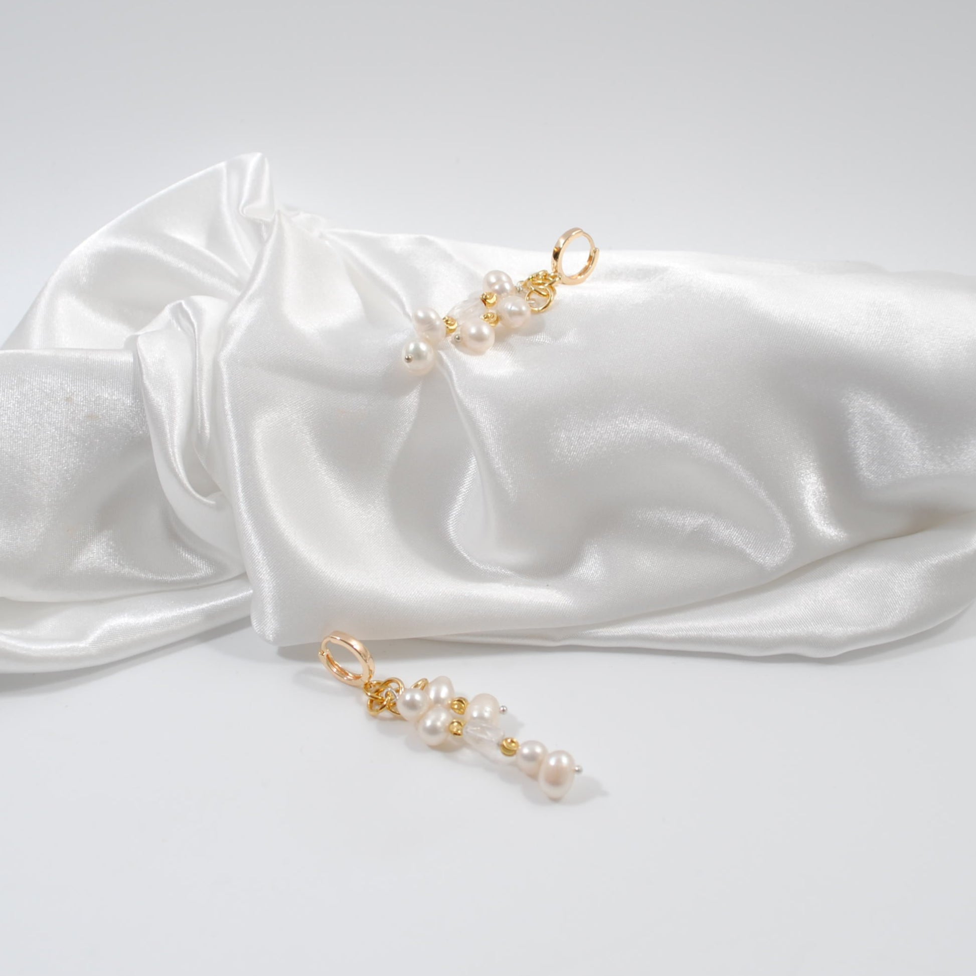 svenskt hantverk örhängen i guld och vita sötvattenspärlor design by brandeby