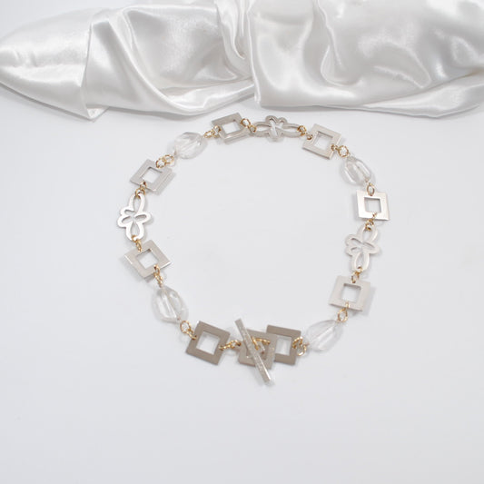 kort lyxigt handgjort halsband med bergkristaller guldringar silver delar design by brandeby