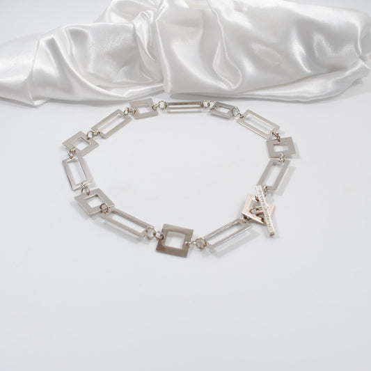 kort halsband i silver delar design by brandeby
