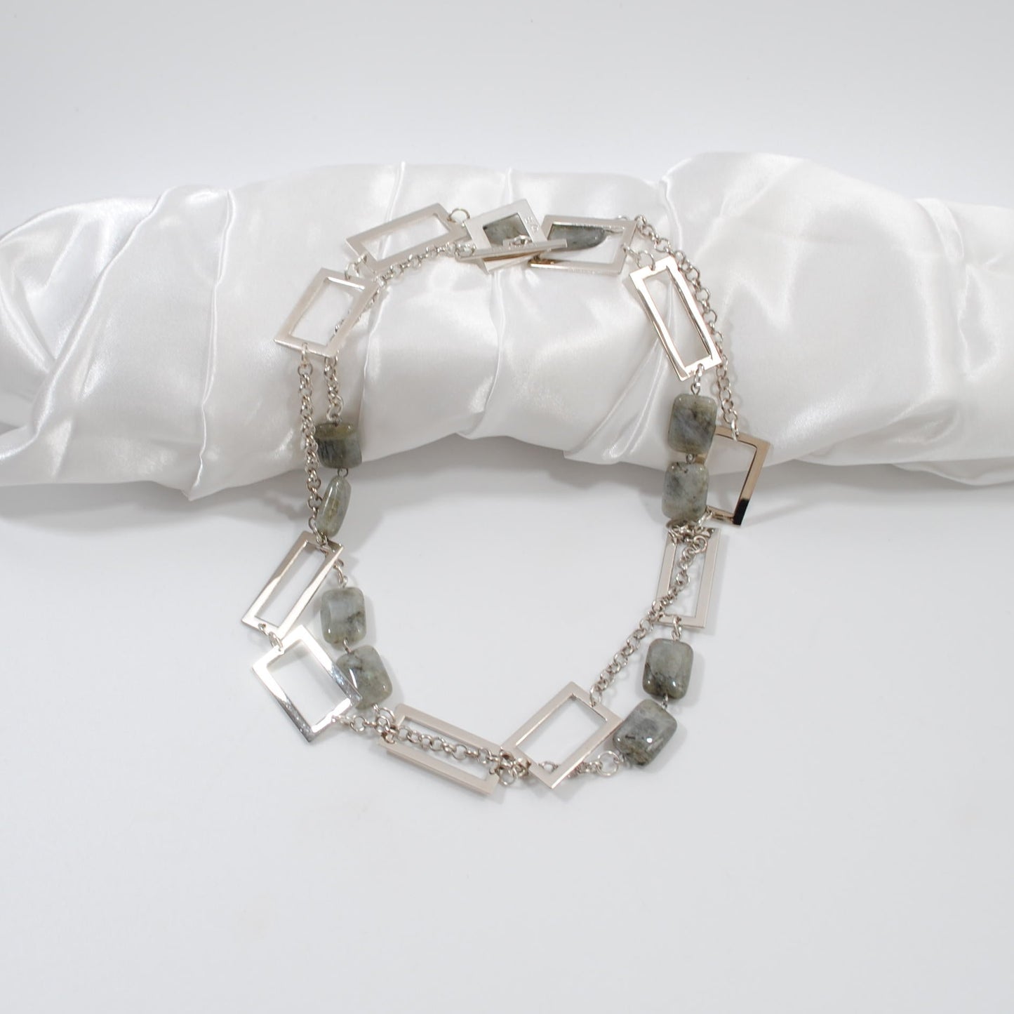 äkta ädelsten i ett halsband i silver design by brandeby