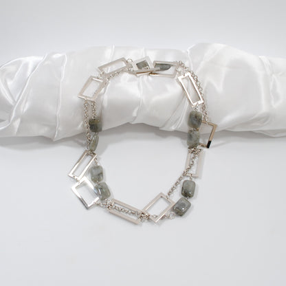 äkta ädelsten i ett halsband i silver design by brandeby