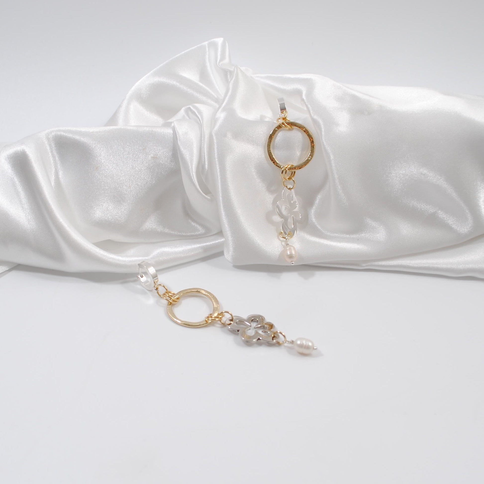 örhängen unika med guldring silver blomma och en äkta vit sötvattenspärla design by brandeby