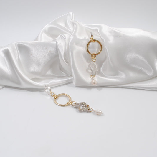 örhängen unika med guldring silver blomma och en äkta vit sötvattenspärla design by brandeby