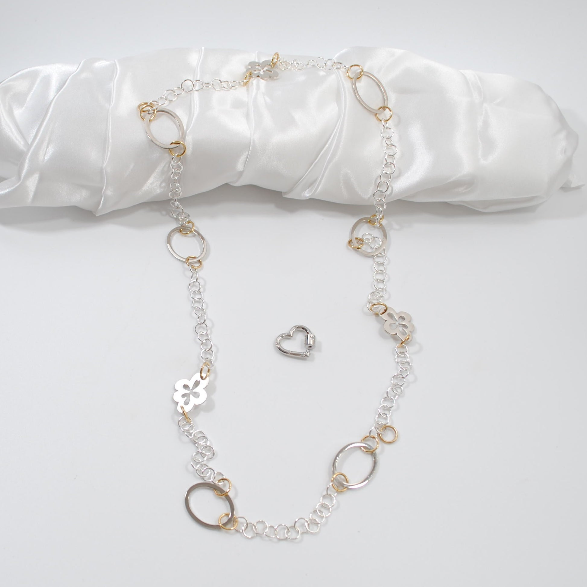 Luxury Gold Heart Halsband - Flexibelt Silver & Guld | Design by Brandeby egendesignade delar blommor och cirklar