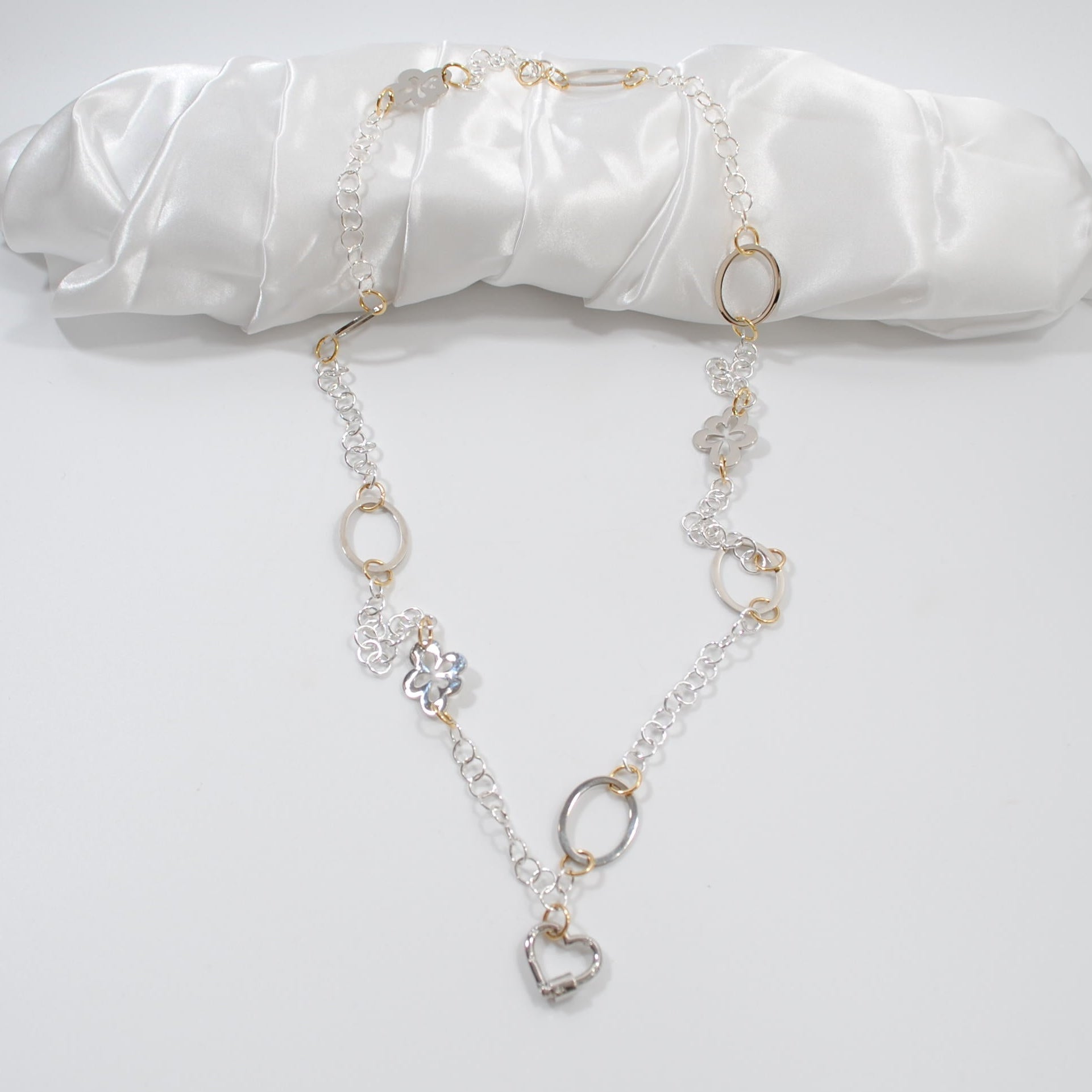 Luxury Gold Heart Halsband - Flexibelt Silver & Guld | Design by Brandeby med silver hjärta 