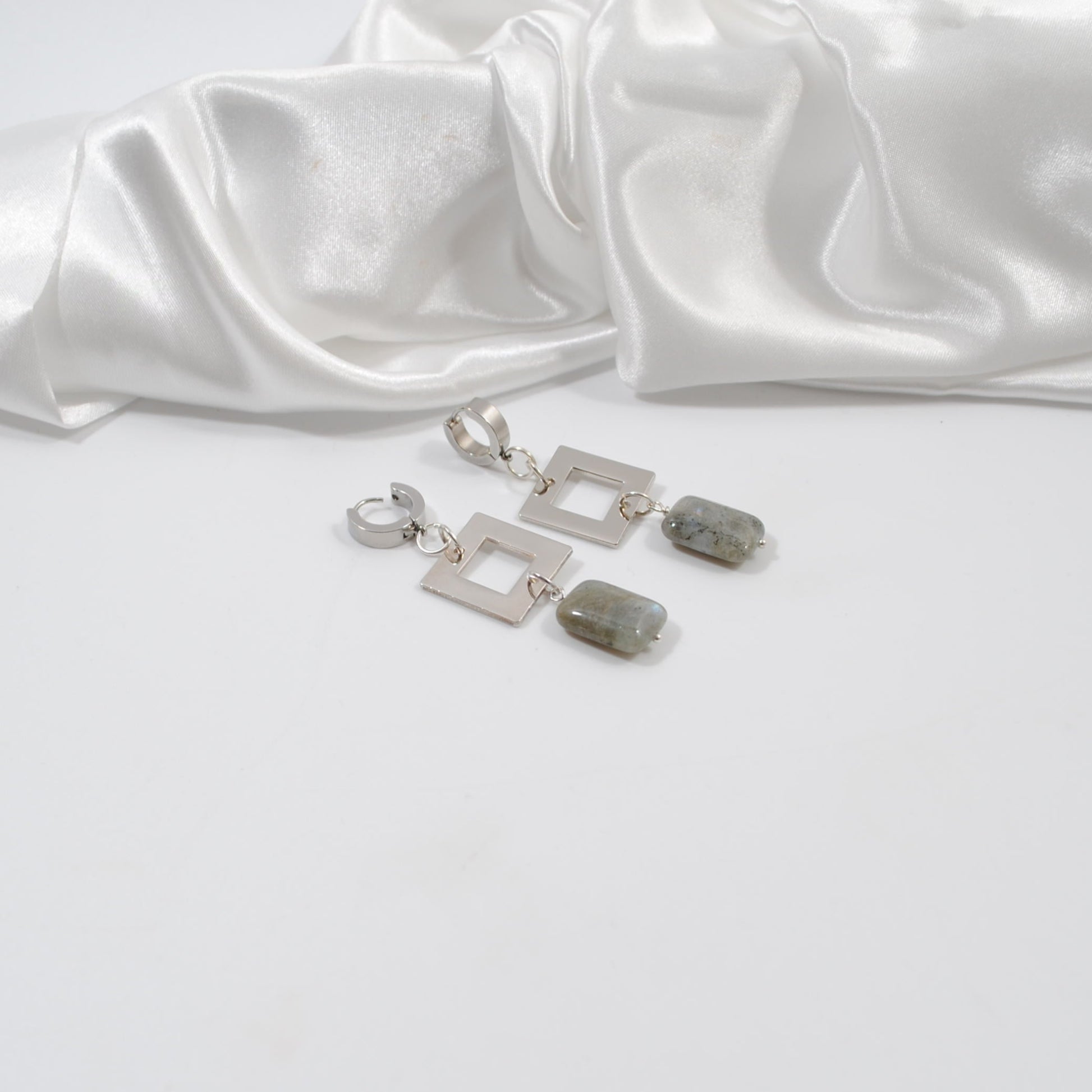 handgjorda örhängen i sverige labradorit sten silver fyrkant creoler ringar i kirurgiskt stål design by brandeby