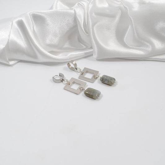 handgjorda örhängen i sverige labradorit sten silver fyrkant creoler ringar i kirurgiskt stål design by brandeby