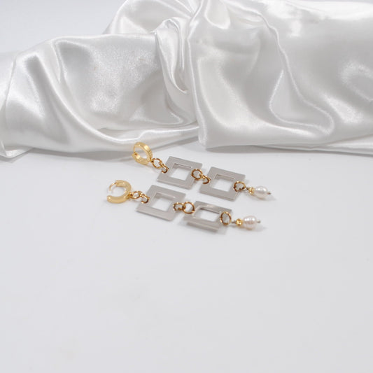 örhängen eleganta silver fyrkanter med stelring silver vit sötvattenspärla och guld detaljer design by brandeby