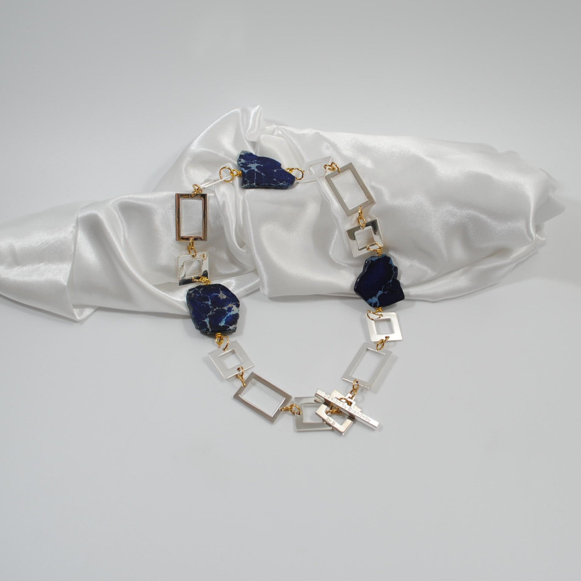 handgjort unikt kort halsband i blåa ädelstenar silver delar design by brandeby