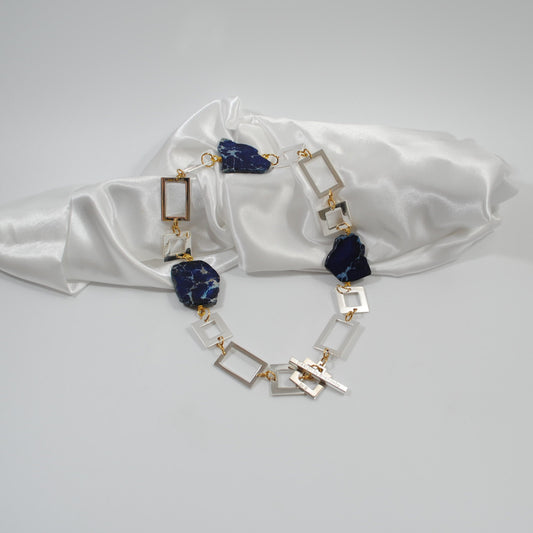handgjort unikt kort halsband i blåa ädelstenar silver delar design by brandeby