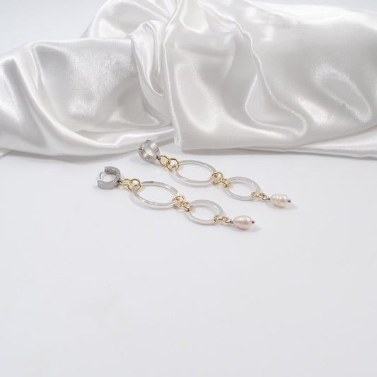 eleganta örhängen med två silver cirklar guld ringar och creoler ringar design by brandeby