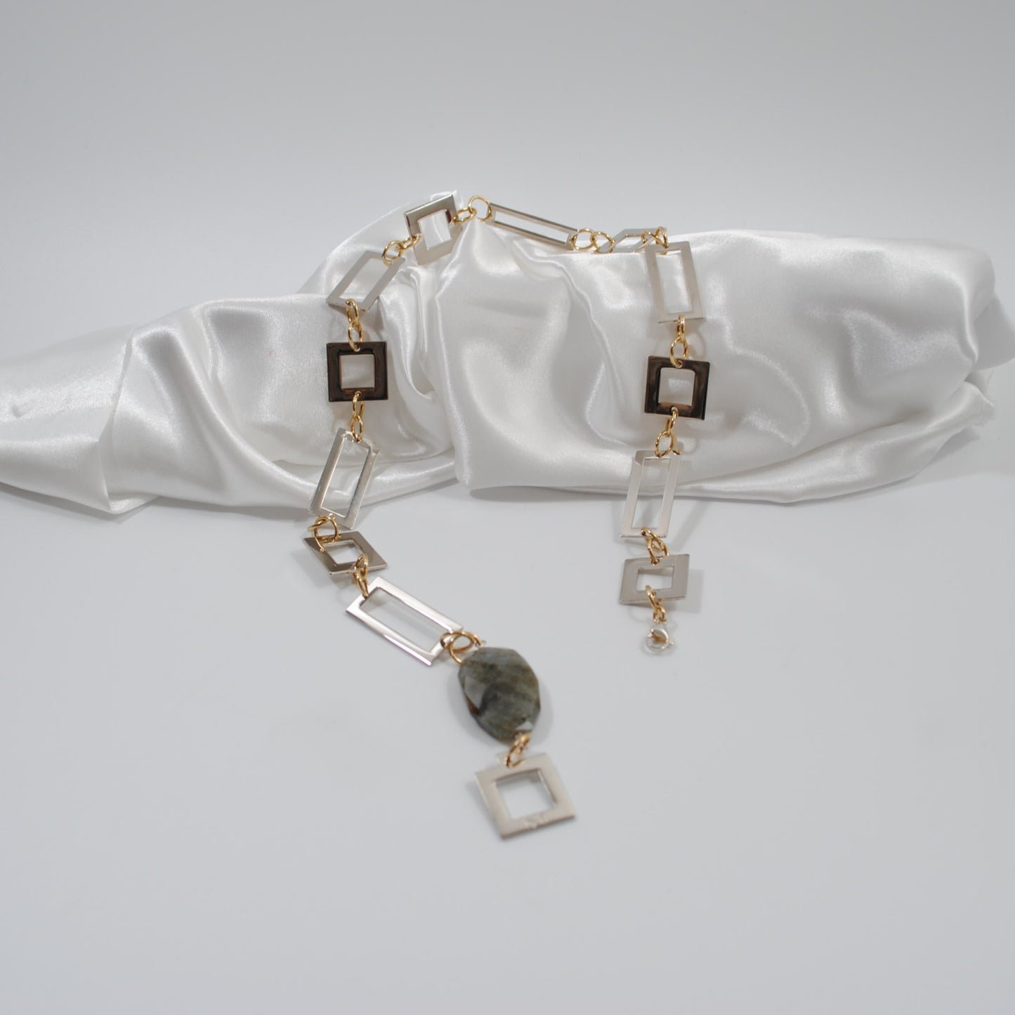 kort halsband med guld och silver äkta ädelsten desing by brandeby