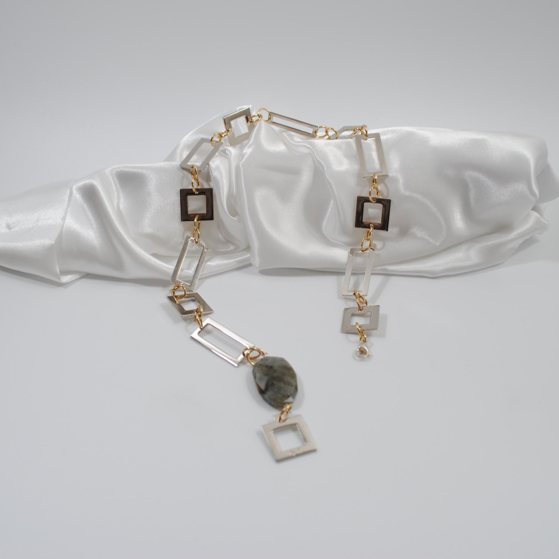 kort halsband med guld och silver äkta ädelsten desing by brandeby