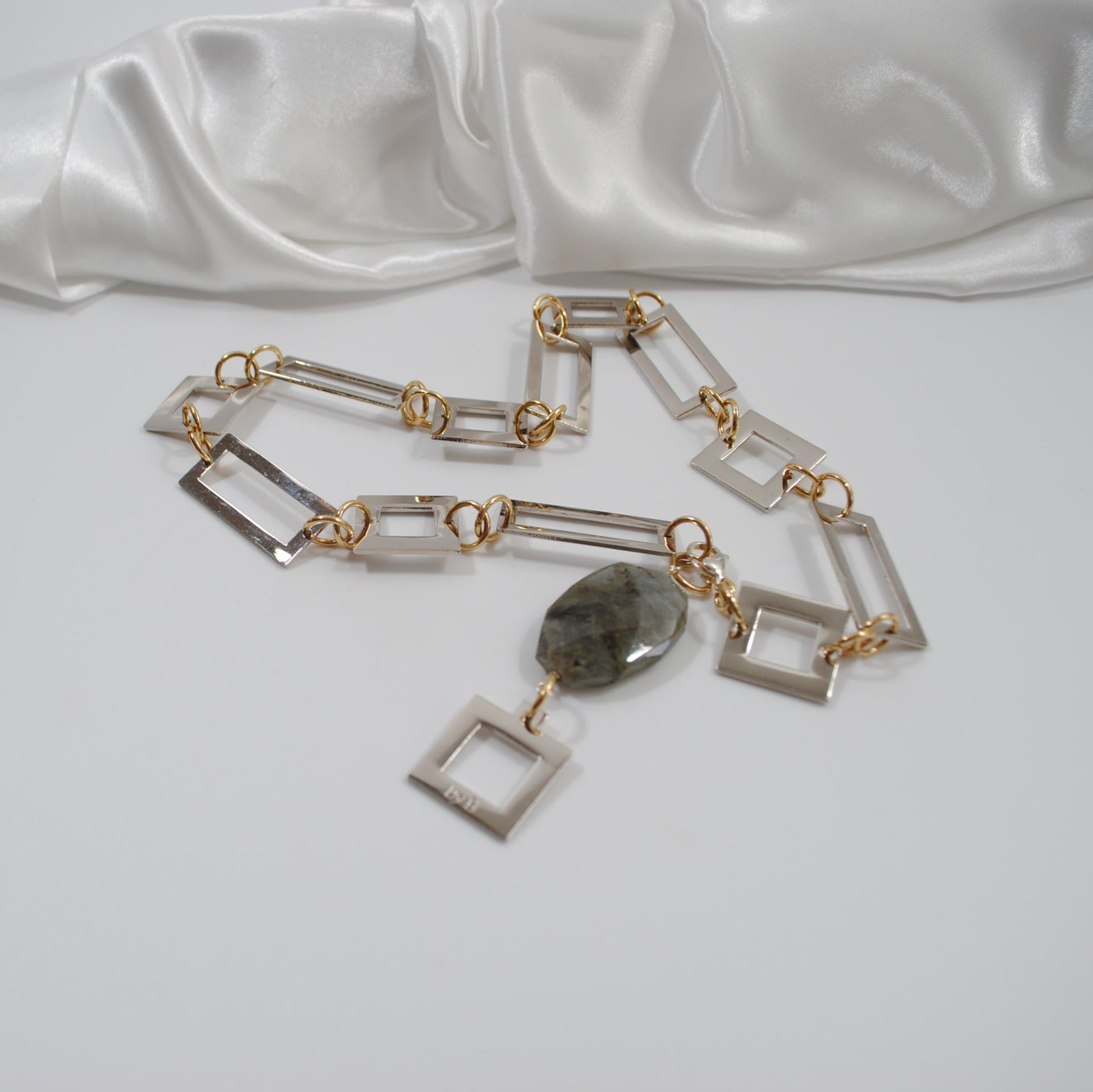 kort halsband med äkta ädelsten labradorit egendesingde delar guldringar mellan design by brandeby