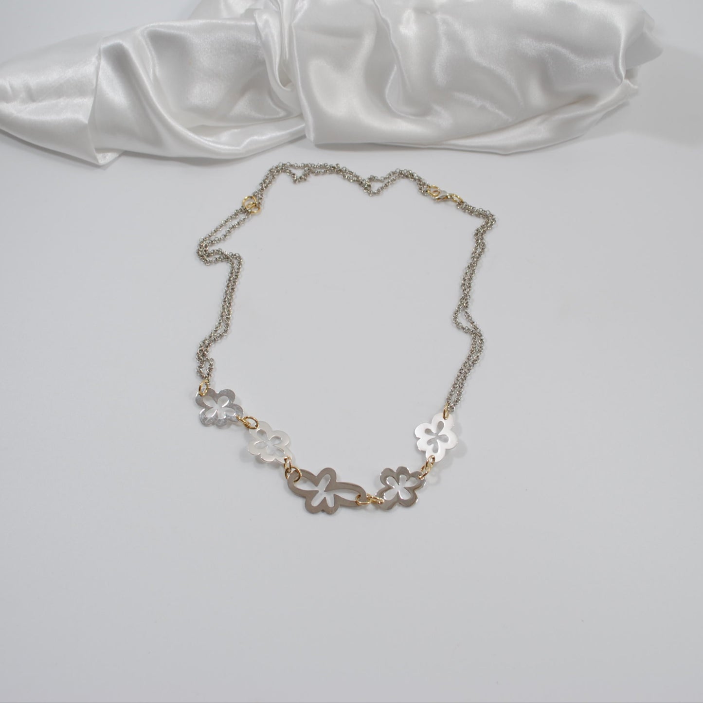 flexibelt halsband kedja och blommor i silver och guldringar design by brandeby