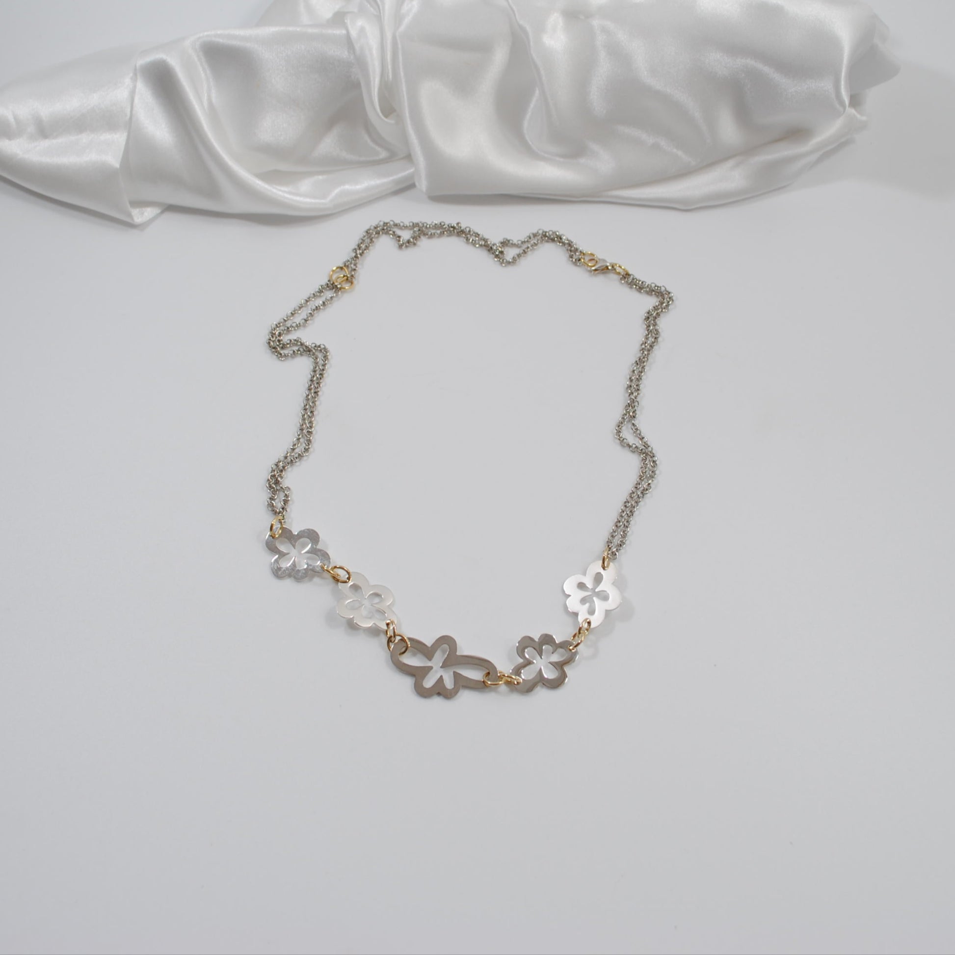 flexibelt halsband kedja och blommor i silver och guldringar design by brandeby