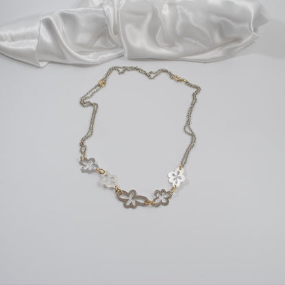 flexibelt halsband kedja och blommor i silver och guldringar design by brandeby