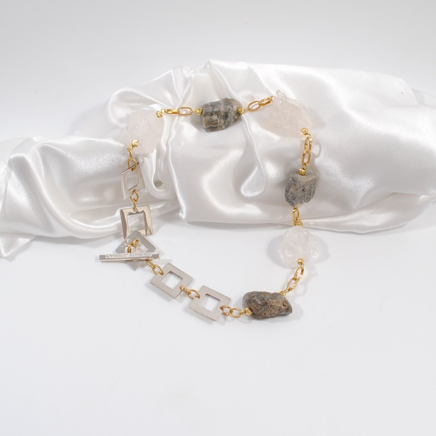 Exklusivt halsband med rå labradorit, bergkristall och äkta sötvattenspärlor. Limited edition 50 cm kort halsband. Handgjort i Sverige med naturliga stenar. svensk design