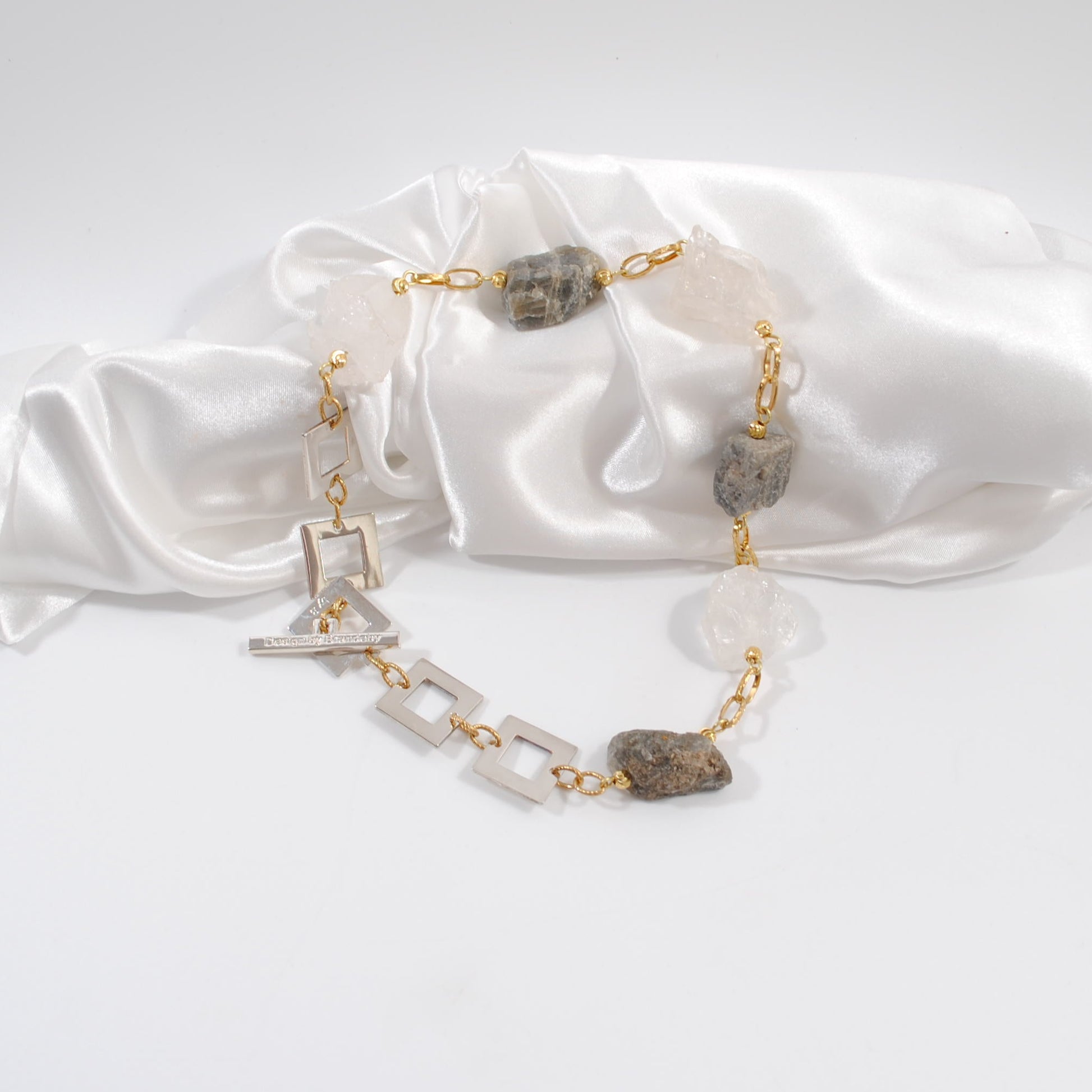 Exklusivt halsband med rå labradorit, bergkristall och äkta sötvattenspärlor. Limited edition 50 cm kort halsband. Handgjort i Sverige med naturliga stenar. svensk design