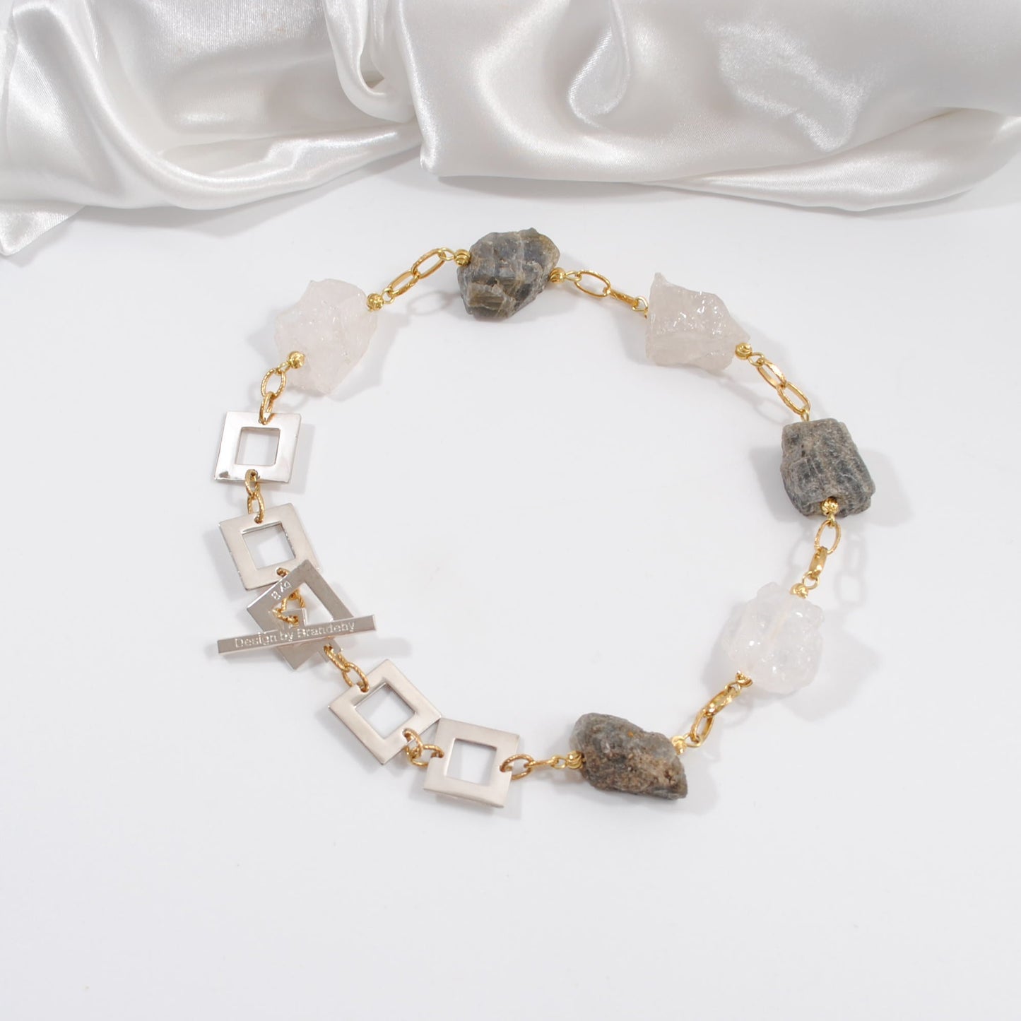 Exklusivt halsband med rå labradorit, bergkristall och äkta sötvattenspärlor. Limited edition 50 cm kort halsband. Handgjort i Sverige med naturliga stenar. magsikt fint halsband