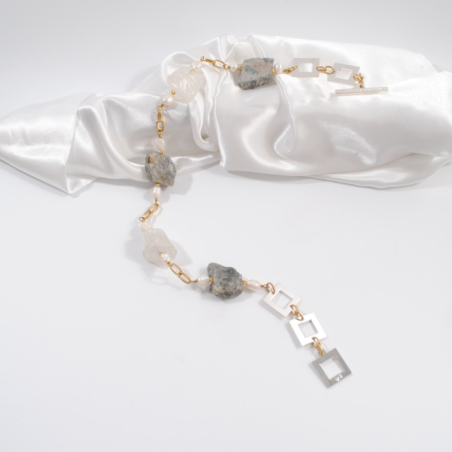 Exklusivt halsband med rå labradorit, bergkristall och äkta sötvattenspärlor. Limited edition 50 cm kort halsband. Handgjort i Sverige med naturliga stenar. äkta ädelstenar