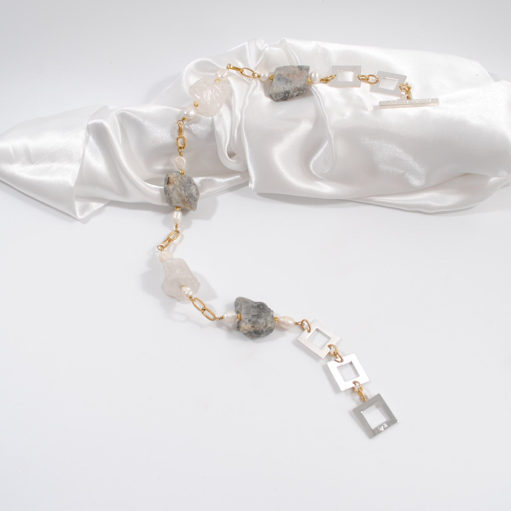 Exklusivt halsband med rå labradorit, bergkristall och äkta sötvattenspärlor. Limited edition 50 cm kort halsband. Handgjort i Sverige med naturliga stenar. äkta ädelstenar