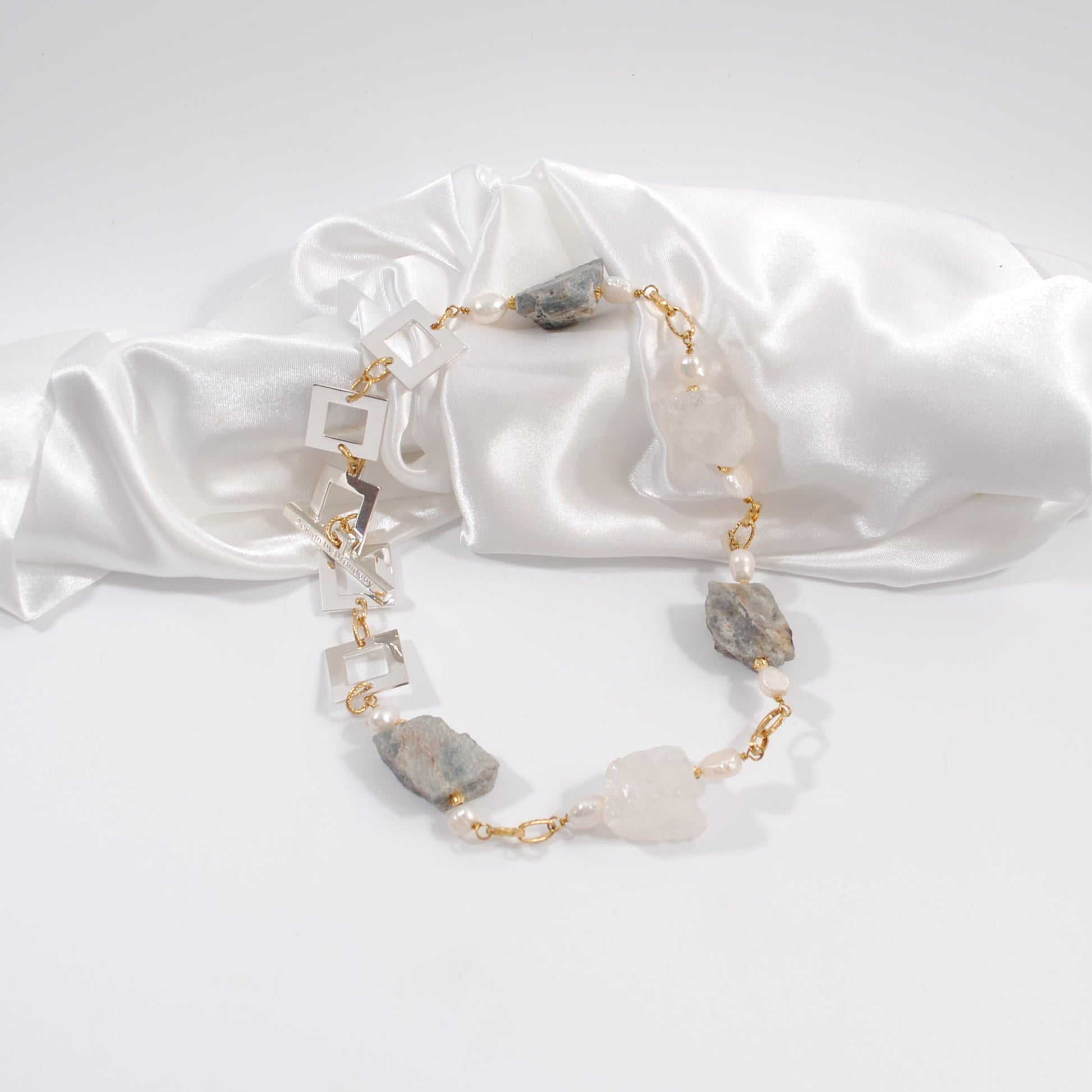 Exklusivt halsband med rå labradorit, bergkristall och äkta sötvattenspärlor. Limited edition 50 cm kort halsband. Handgjort i Sverige med naturliga stenar.