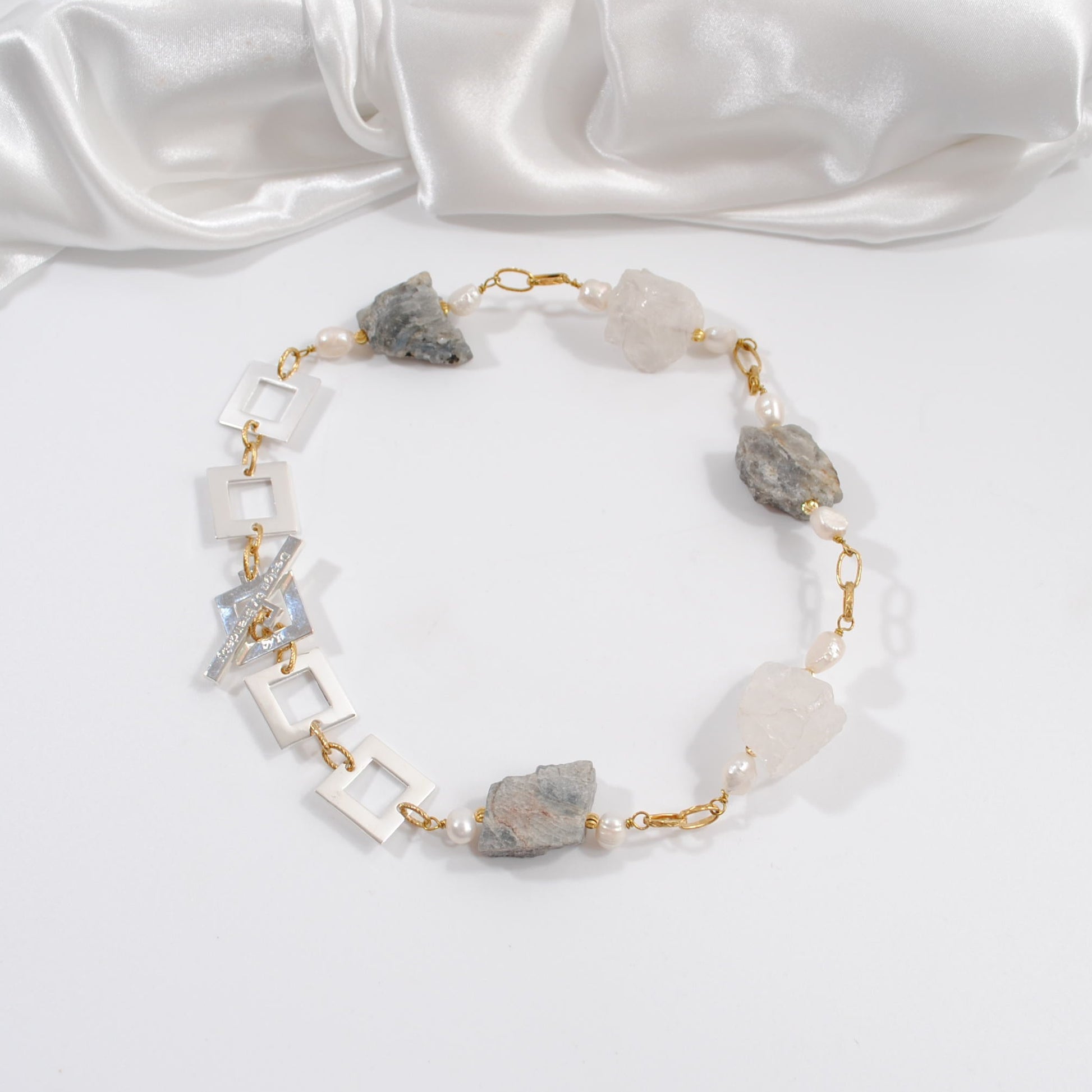 Exklusivt halsband med rå labradorit, bergkristall och äkta sötvattenspärlor. Limited edition 50 cm kort halsband. Handgjort i Sverige med naturliga stenar.