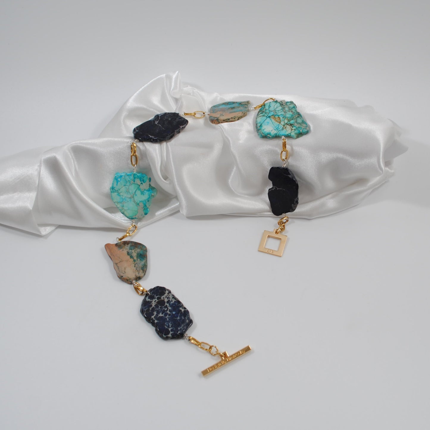 sky halsband i blå nyanser av imperial jasper ädelsten kort halsband designbybrandeby