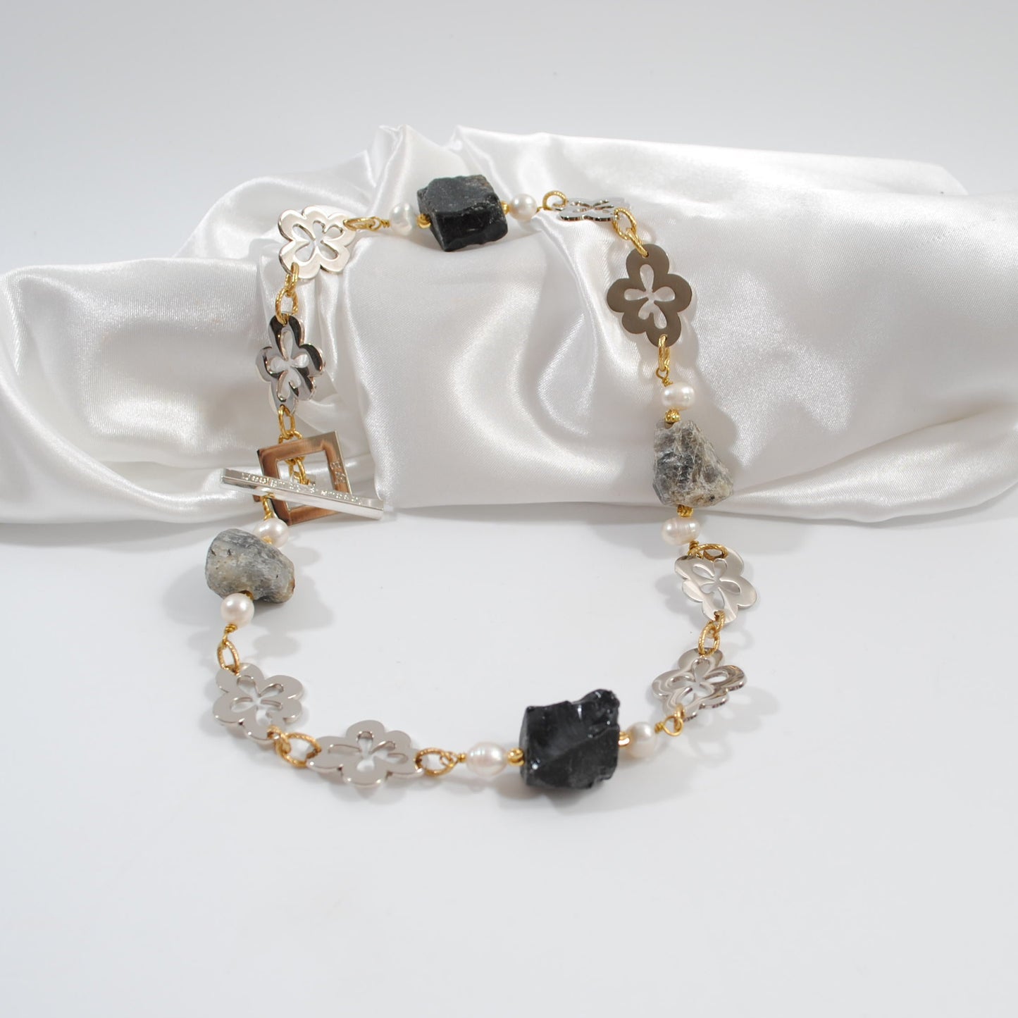 Raw Meets Beauty Halsband - Labradorit & Bergkristall | Design by Brandeby äkta ädelsten svenskt hantverk