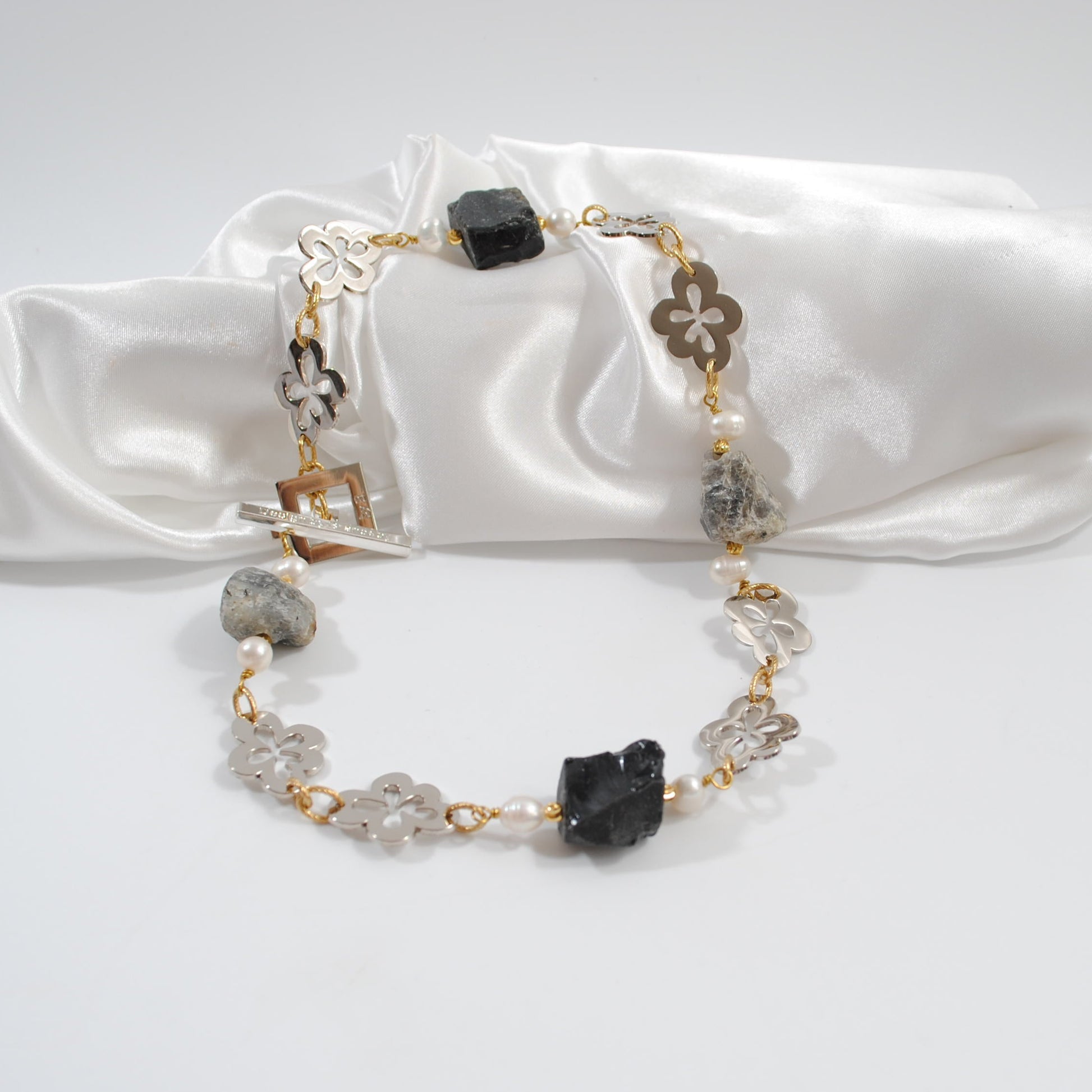 Raw Meets Beauty Halsband - Labradorit & Bergkristall | Design by Brandeby äkta ädelsten svenskt hantverk