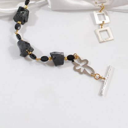 Handgjort halsband med obsidian, onyx och silverdetaljer. Kort 50 cm halsband i exklusiv skandinavisk design. Tillverkat i Sverige med sterling silver.